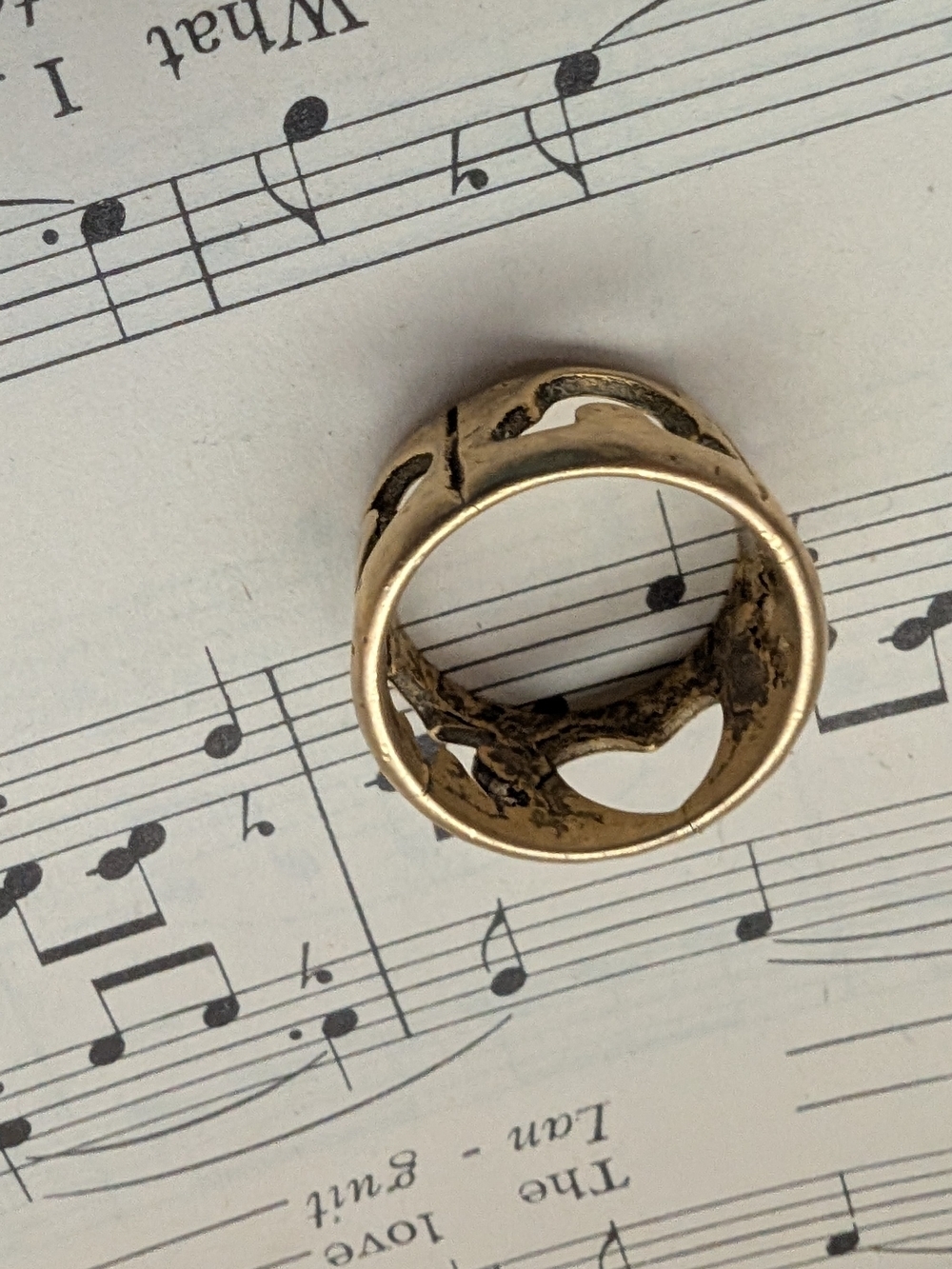 Gold Moon Cutout Band Ring - Goldtone Women's Jewelry Size 6 - Picture 10 of 15